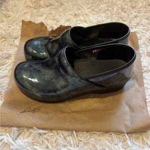 Sanita Cloudy Blue Shiny Patent Clogs